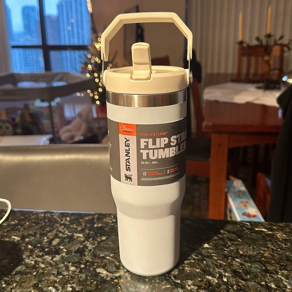 Stanley Classic Series The Iceflow Flip Straw Tumbler 30oz. Light Blue and Cream - Picture 2 of 7